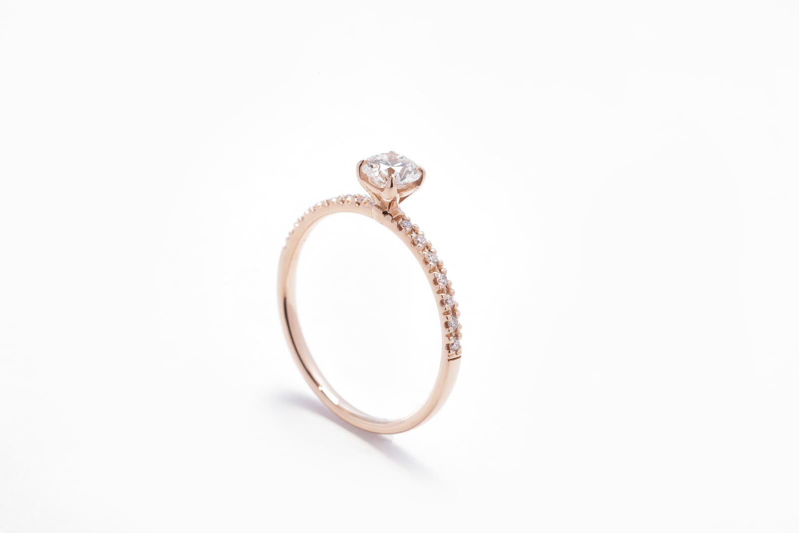 Handcrafted brilliant cut solitaire with a diamond band - 2