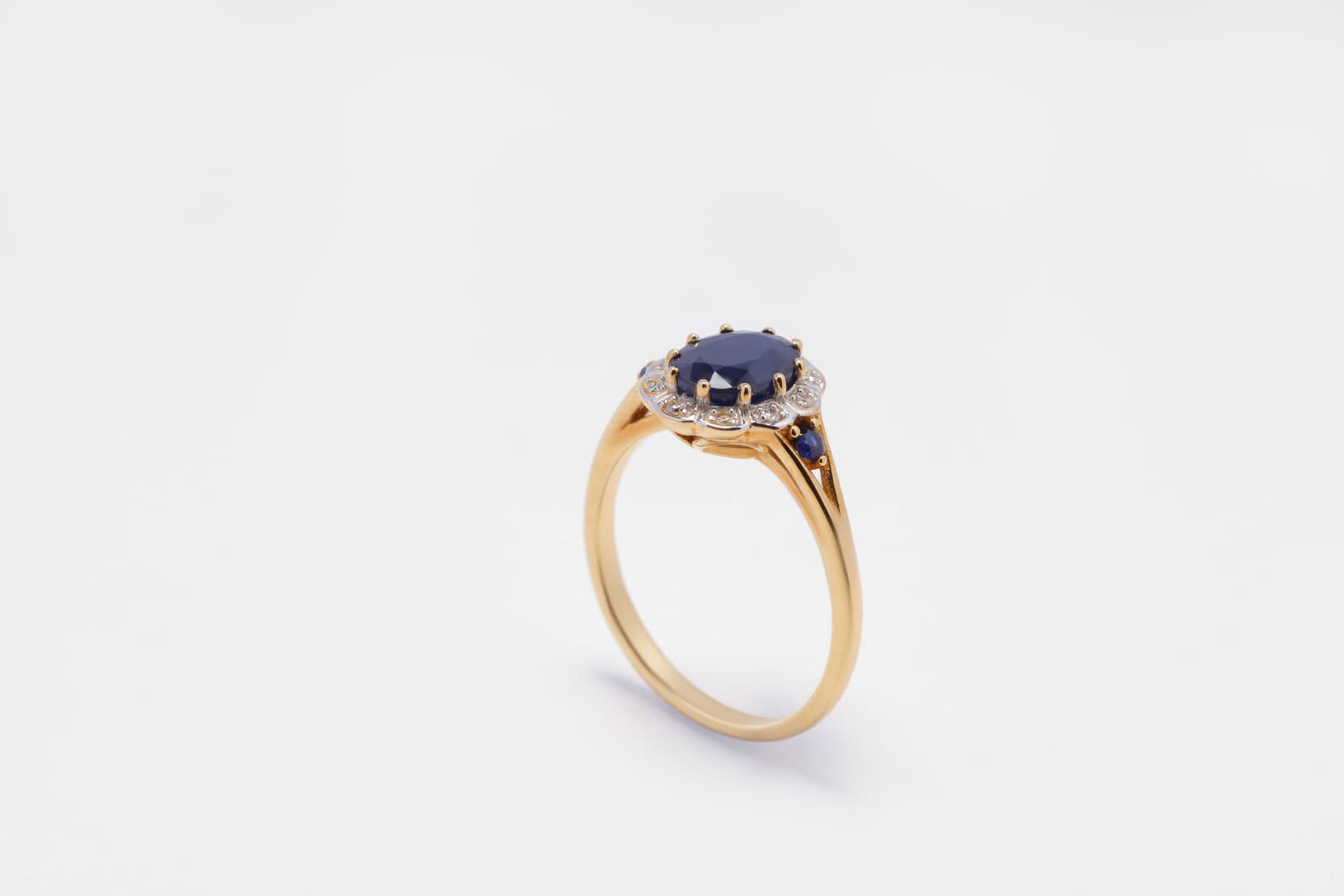 3 bands  ring featuring a deep blue saphire - 3
