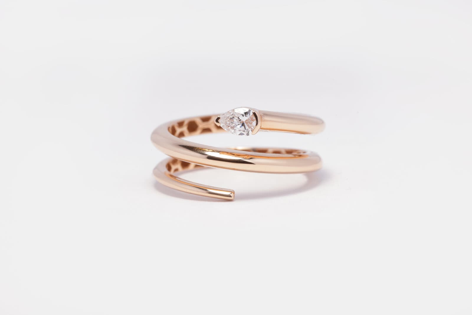Pear shaped diamond serpenti ring