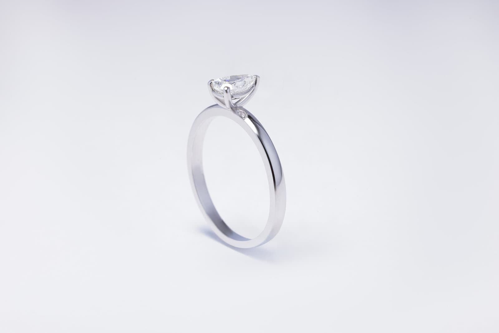 Handcrafted 18k pear shape solitaire ring with natural diamonds - 2