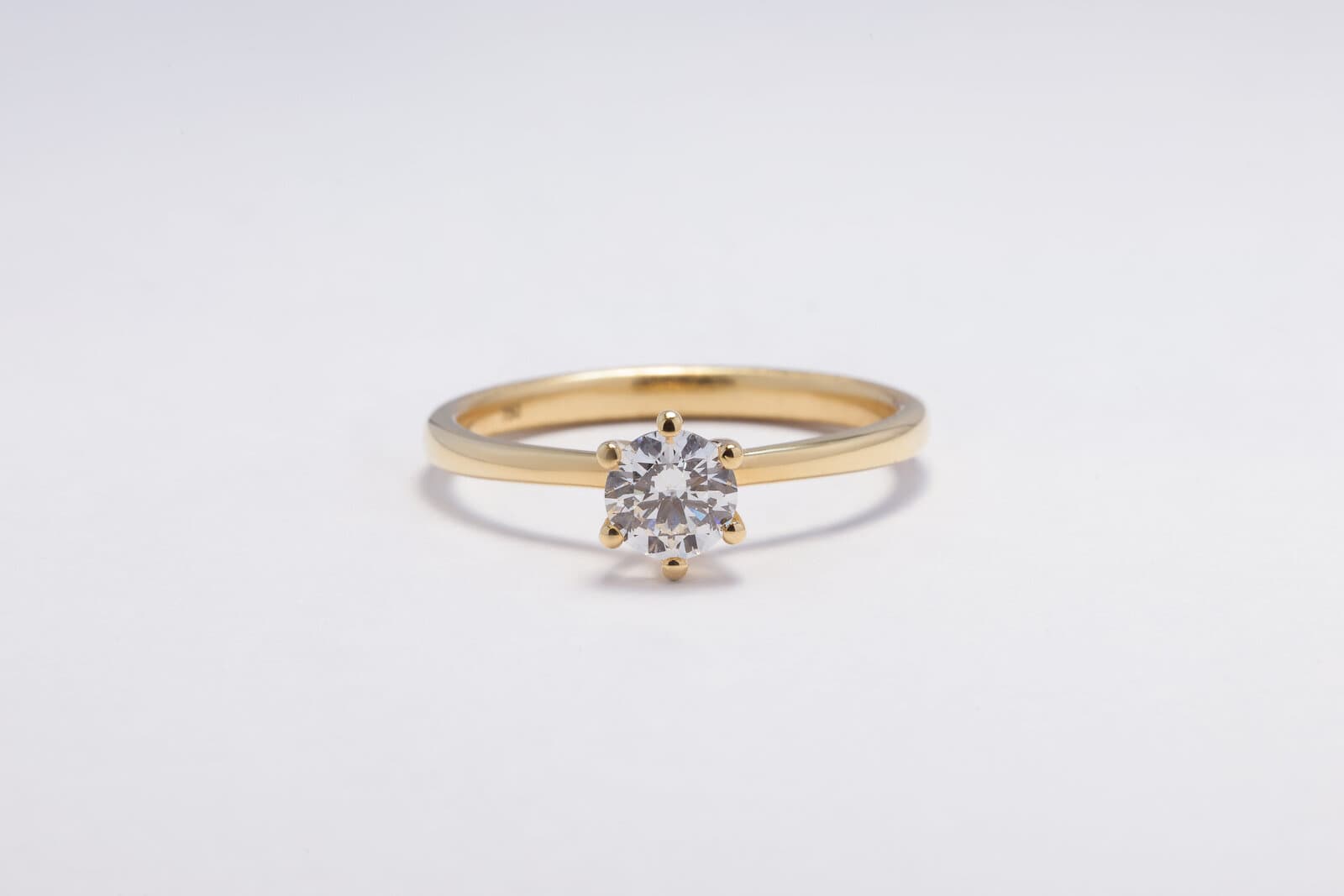 Handcrafted 18k solitaire ring with natural diamonds