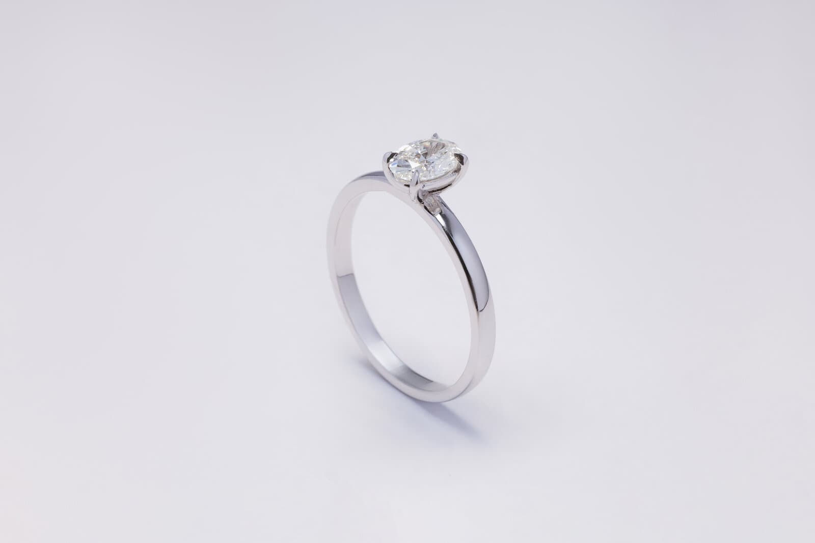 Handcrafted 18k oval shape solitaire ring with natural diamonds - 2