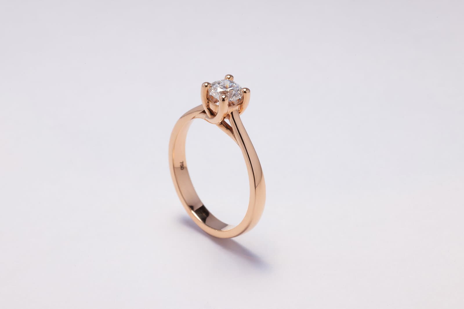 Handcrafted 18k solitaire ring with natural diamonds