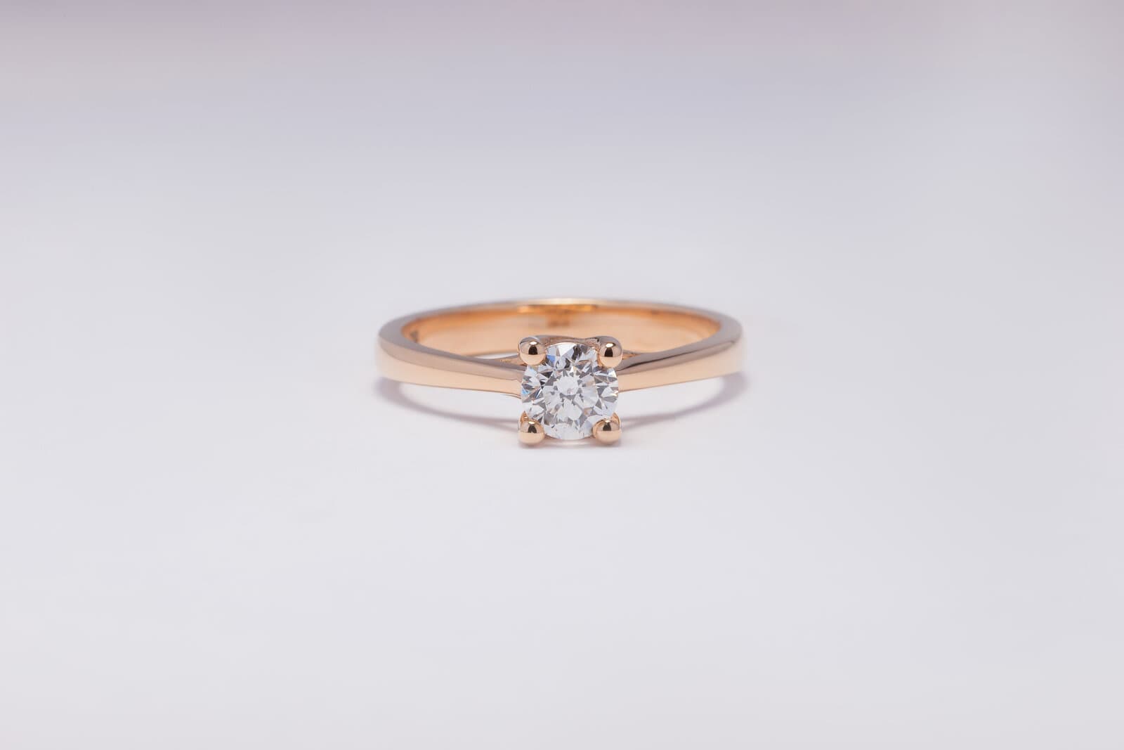 Handcrafted 18k solitaire ring with natural diamonds - 2